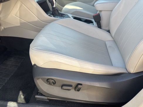 Used 2022 Volkswagen Tiguan SE image 10