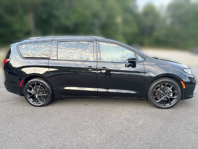 Used 2025 Chrysler Pacifica Limited FWD image 9
