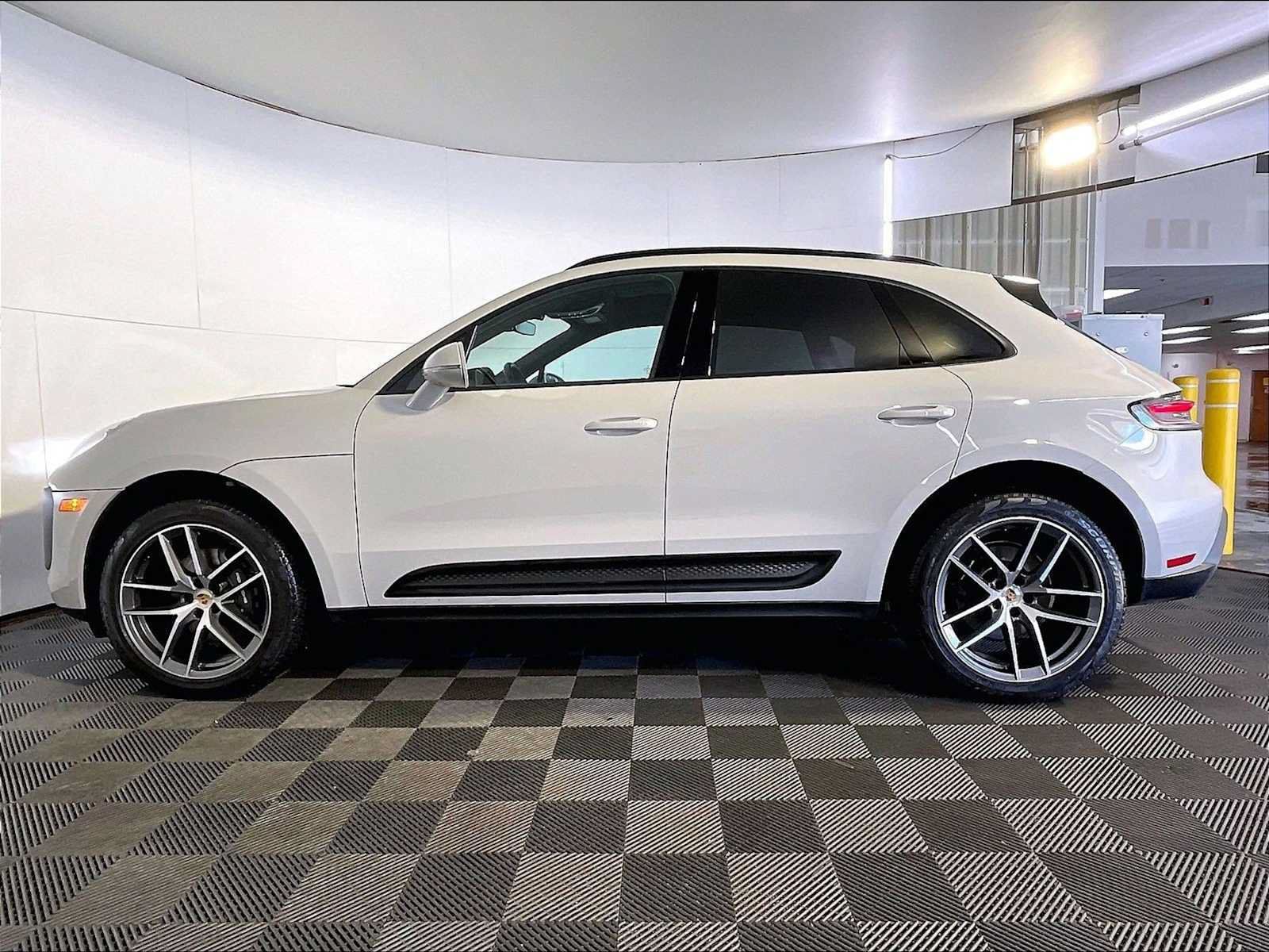 Certified 2023 Porsche Macan AWD/4WD image 2