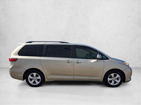 Used 2017 Toyota Sienna LE FWD image 4