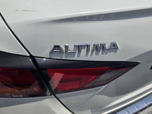 Used 2021 Nissan Altima 2.5 SR FWD image 11