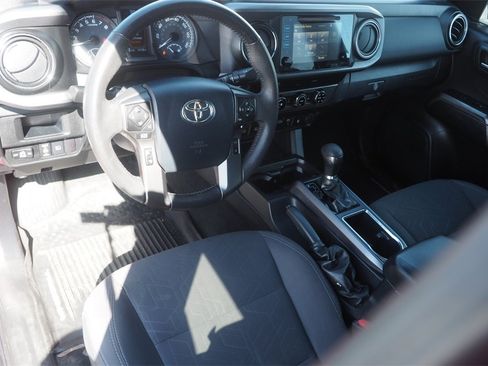 Used 2018 Toyota Tacoma TRD Off-Road w/ Technology Package image 10