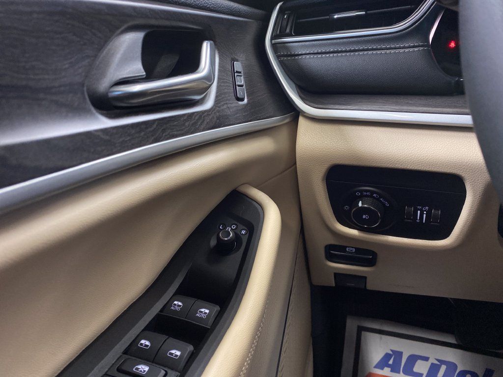 Certified 2025 Jeep Grand Cherokee L Limited w/ Black Appearance Package AWD/4WD image 23