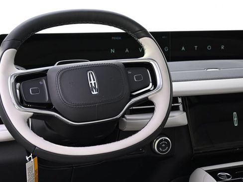 New 2026 Lincoln Navigator Reserve AWD/4WD image 12
