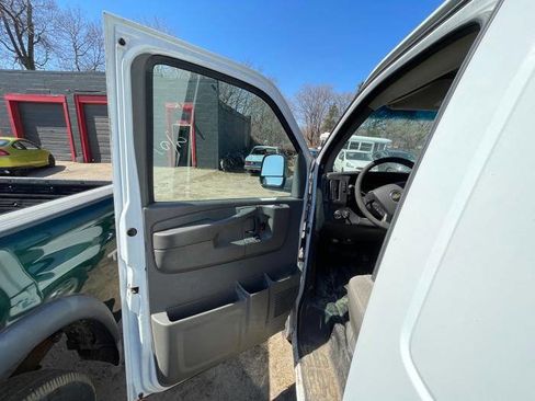 Used 2014 Chevrolet Express 2500 image 22