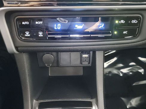 Used 2019 Toyota Corolla LE w/ Carpet Mat Package (TMS) FWD image 28
