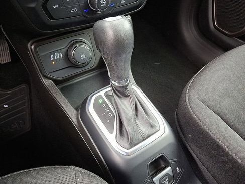 Used 2023 Jeep Renegade Latitude image 17