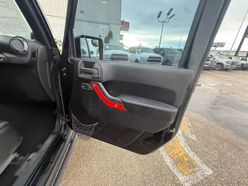Used 2014 Jeep Wrangler Unlimited Rubicon image 21
