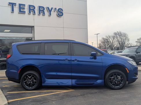 Used 2020 Chrysler Pacifica Touring-L w/ Advanced Safetytec Group image 2