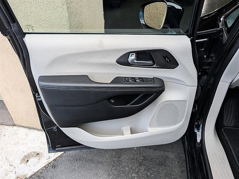 Used 2024 Chrysler Pacifica Limited FWD image 18