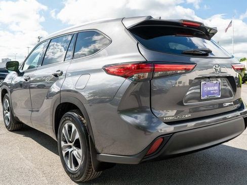 Used 2022 Toyota Highlander XLE AWD/4WD image 8