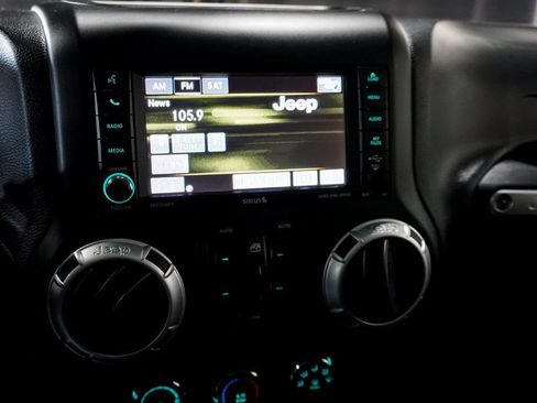 Used 2013 Jeep Wrangler Unlimited Rubicon w/ Connectivity Group AWD/4WD image 21