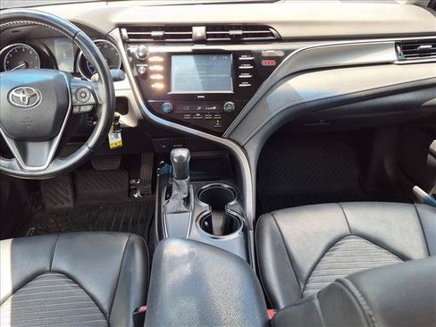 Used 2020 Toyota Camry SE w/ Blackout Package FWD image 16