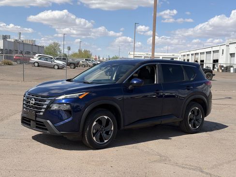 Used 2024 Nissan Rogue SV image 2