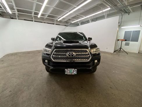 Used 2016 Toyota Tacoma TRD Sport image 9