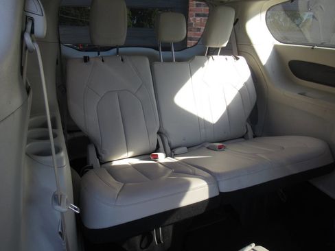 Used 2017 Chrysler Pacifica Touring-L image 6