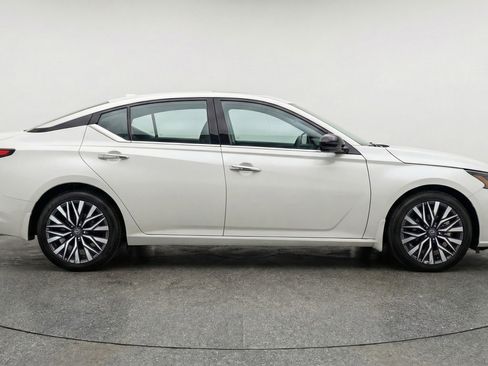 Used 2025 Nissan Altima 2.5 SV FWD image 11