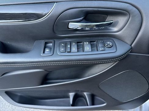 Used 2016 Dodge Grand Caravan SE FWD image 13