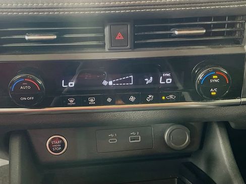 Used 2023 Nissan Rogue SV AWD/4WD image 16