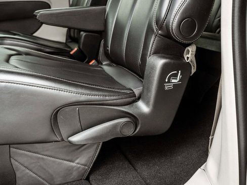 Used 2023 Chrysler Pacifica Touring-L FWD image 31