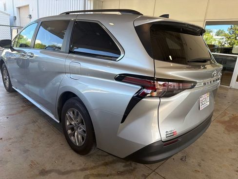 Used 2025 Toyota Sienna LE FWD image 2