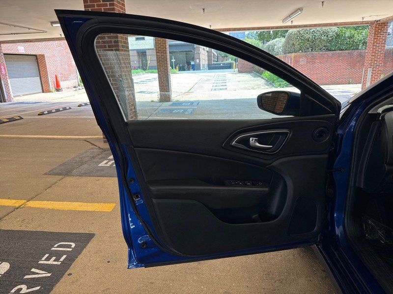 Used 2017 Chrysler 200 Limited Platinum FWD image 10