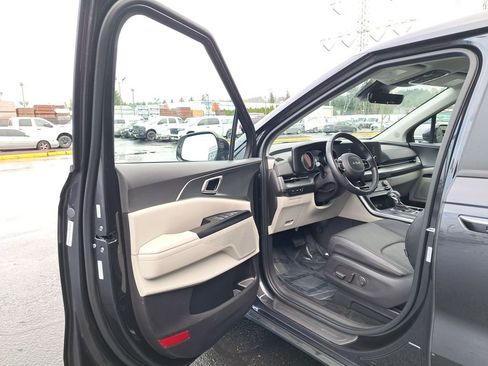 Used 2024 Kia Carnival LX image 10