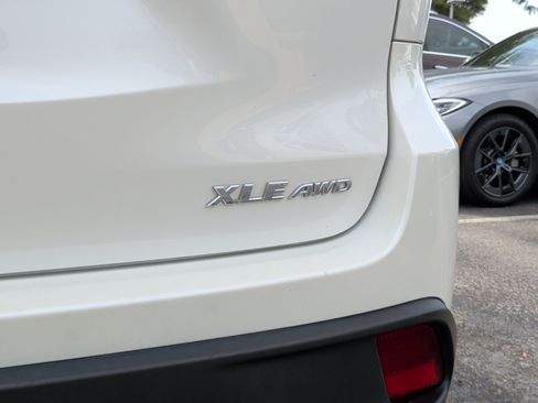 Used 2019 Toyota Highlander XLE AWD/4WD image 11