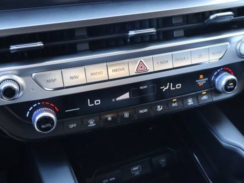 Used 2023 Kia Telluride LX FWD image 24