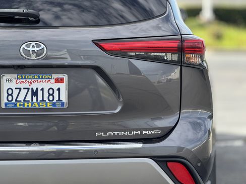 Used 2022 Toyota Highlander Platinum image 8
