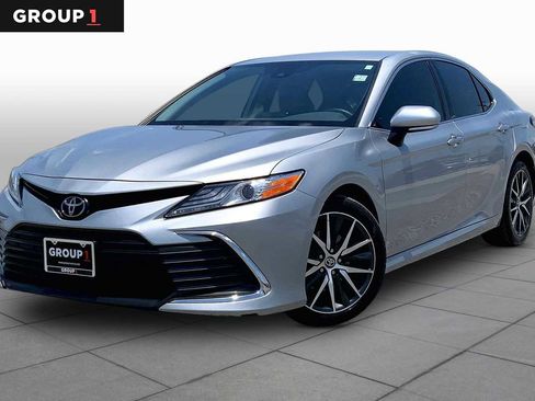 Used 2022 Toyota Camry XLE FWD image 1