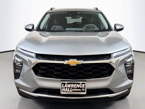 Used 2025 Chevrolet Trax LT FWD image 2