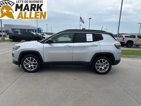 Used 2025 Jeep Compass Limited AWD/4WD image 3