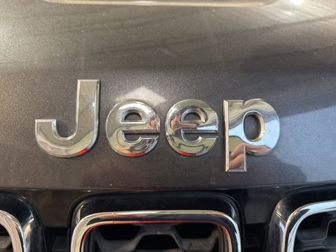 Used 2018 Jeep Grand Cherokee Laredo image 12