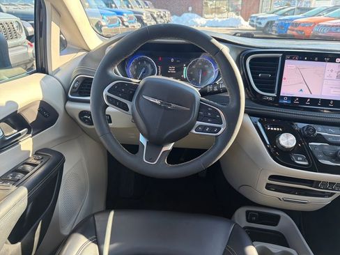 Used 2023 Chrysler Pacifica Touring-L w/ Uconnect Theater Family Group image 18