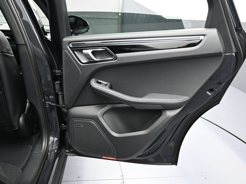 Certified 2026 Porsche Macan AWD/4WD image 26