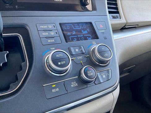 Used 2015 Toyota Sienna LE FWD image 29
