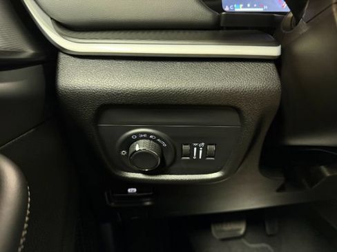 Used 2025 Jeep Grand Cherokee Altitude AWD/4WD image 21