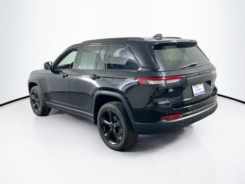 Used 2023 Jeep Grand Cherokee Limited w/ Black Appearance Package AWD/4WD image 7