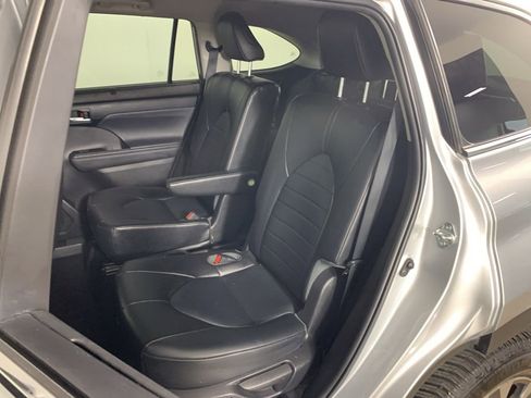 Used 2022 Toyota Highlander XLE AWD/4WD image 31