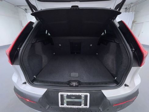 Used 2025 Volvo XC40 B5 Core image 10