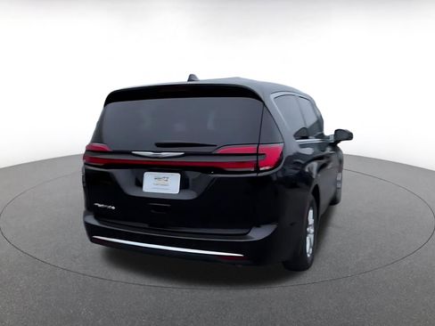 Used 2024 Chrysler Pacifica Touring-L image 14