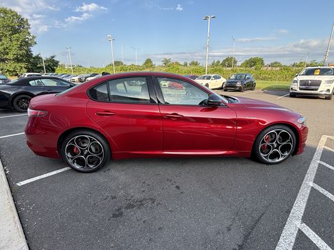 Used 2024 Alfa Romeo Giulia Veloce RWD image 9