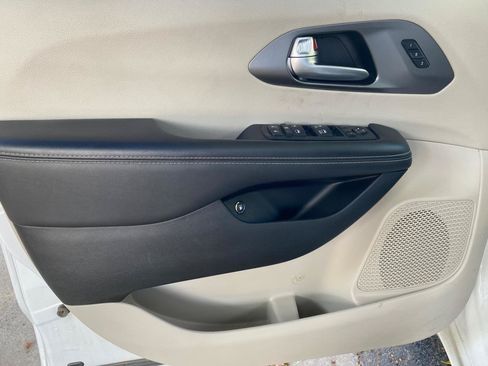Used 2024 Chrysler Pacifica Limited FWD image 15
