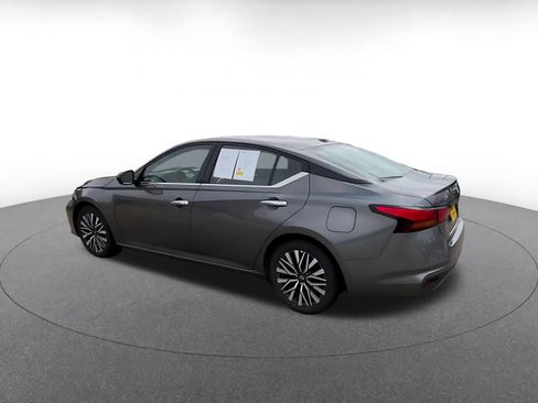 Used 2025 Nissan Altima 2.5 SV FWD image 9