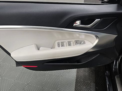 Used 2025 Genesis G70 2.5T image 9