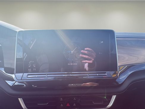 Used 2025 Volkswagen Atlas SE image 12