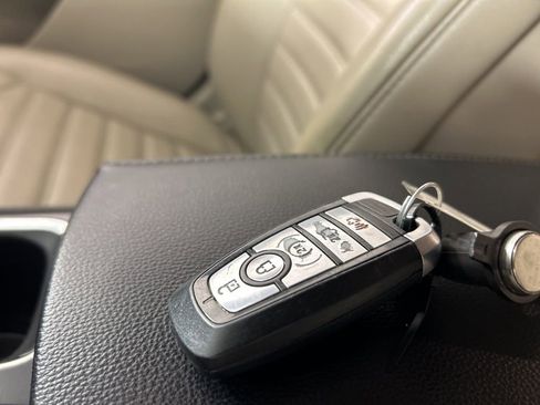 Used 2017 Ford Fusion SE w/ Fusion SE Technology Package image 22