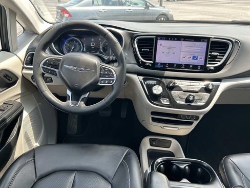 Used 2023 Chrysler Pacifica Touring-L FWD image 23