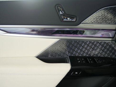 Used 2026 BMW 750e xDrive w/ Executive Package image 9